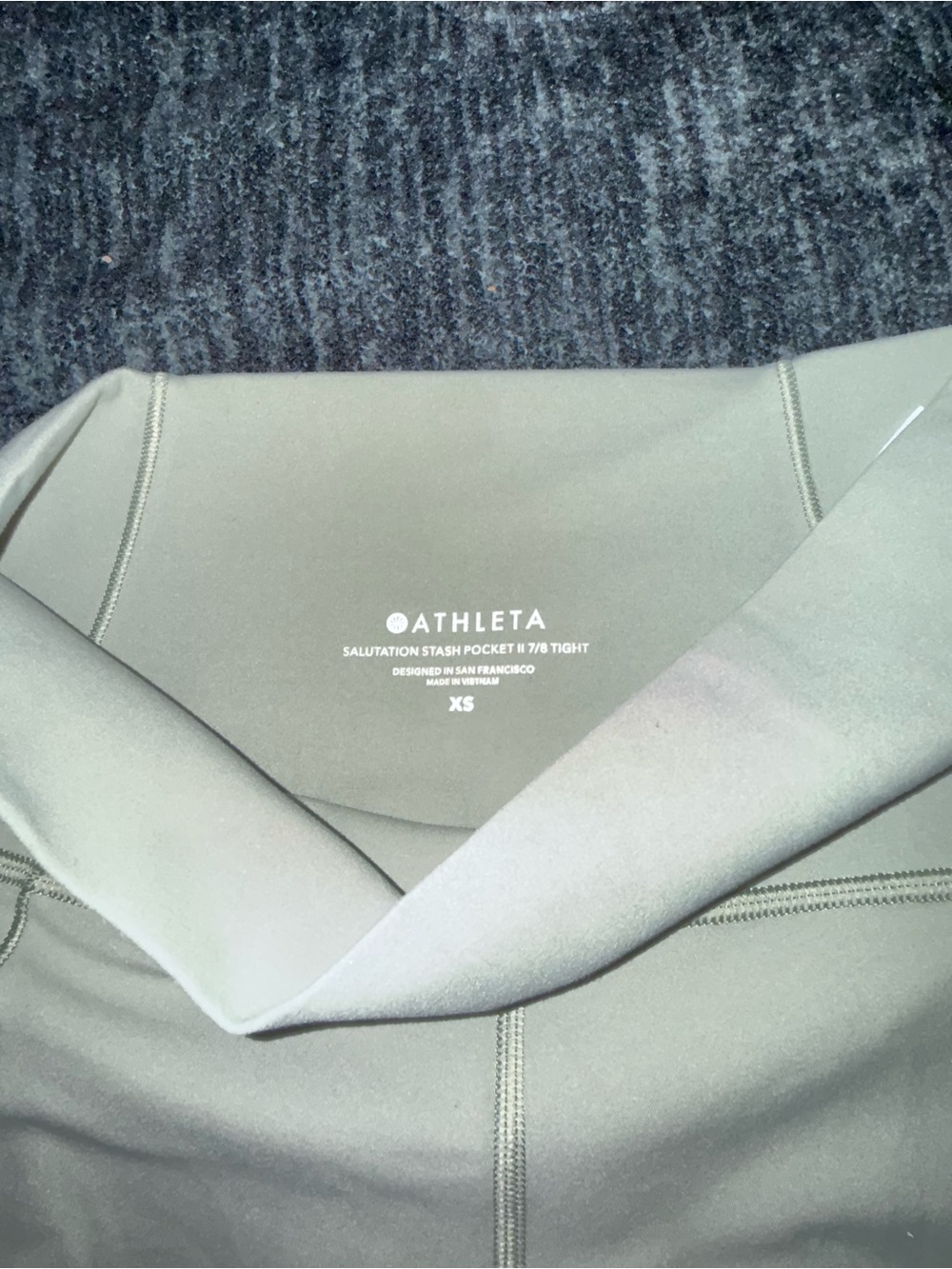 Athleta Salutation Stash Pocket 7/8 Tight in Sage Green - size XS